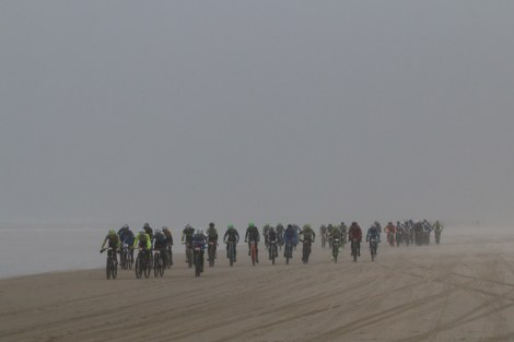 Marcel en Jacco in het midden van de groep, nog net te herkennen aan de groene helmen.. Foto: Wim Lemmers