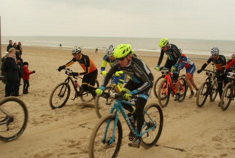 Jacco en Marcel fietsend omhoog bij Bergen.