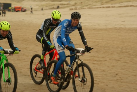 Na zijn lekke band sloot Roy weer aan in de tweede groep. Helaas liep zijn band opnieuw af, maar Roy wist evengoed als 16e te finishen. Netjes!