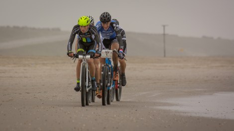 Sven op kop van de achter volgende groep..